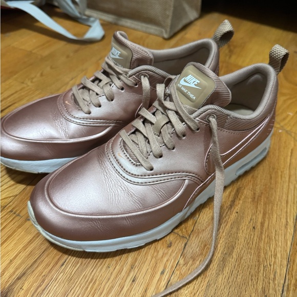 NIKE AIR MAX THEA - METALLIC ROSE GOLD - Picture 1 of 6